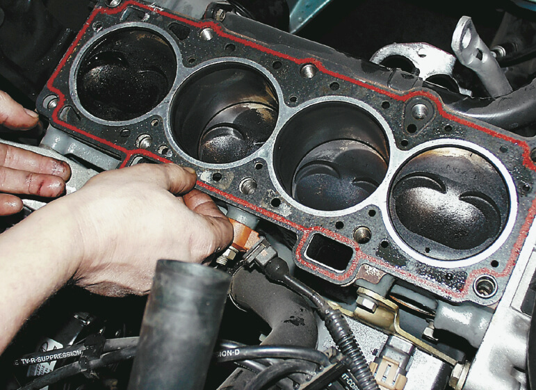 Автор ремонтирует ведущий двигатель автомобиля